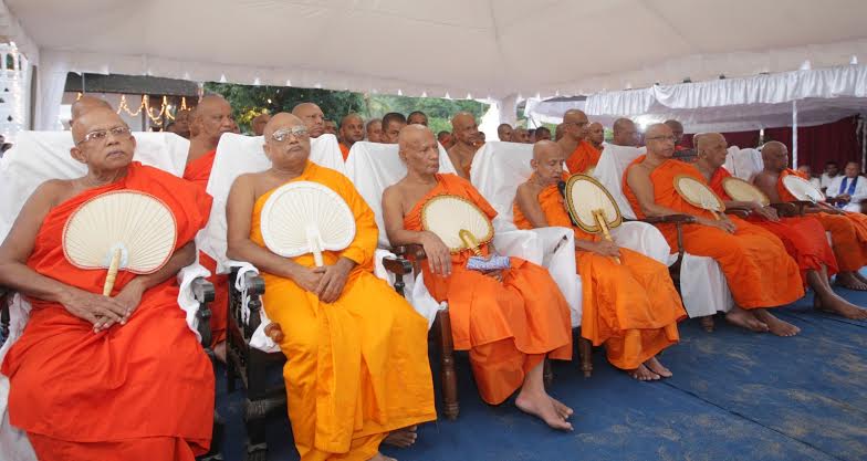 President observes religious rites at the Tooth Relics 6