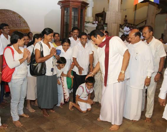 President observes religious rites at the Tooth Relics 4