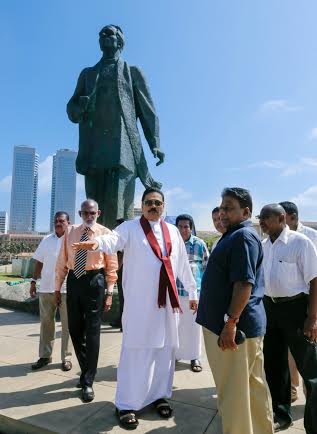 President Inspects Rehabilitation Work of Bandaranayake Statue at Galle Face 
