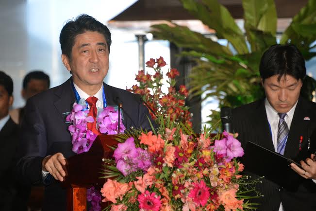 Japans-prime-minister-Shinzo-Abe at parliament Sri Lanka 2