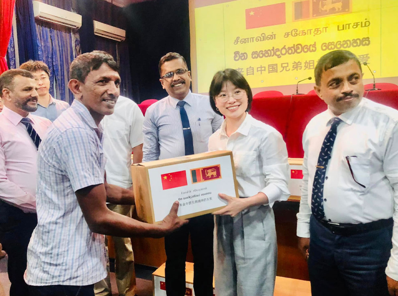 චීන සහෝදරත්වයේ සෙනෙහසින් අම්පාර ගංවතුරින් ආපදාවට ලක්වූවන්ට සහන