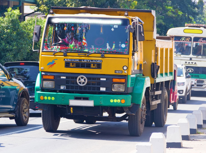 පොළොන්නරුව මඩකලපුව ප්‍රධාන මාර්ගය අද ( 21) උදෑසන 7.00න් පසුව සියලුම  බර වාහන සදහා පමණක් විවෘතයි