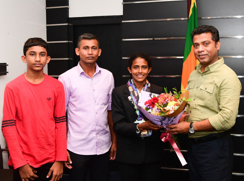 මලල ක්‍රීඩා ක්ෂේත්‍රයේ ජාතික හා ජාත්‍යන්තර දස්කම් දක්වන සෞඛ්‍ය සේවිකා දර්ශනී චන්ද්‍රරත්නට සෞඛ්‍ය හා ජනමාධ්‍ය අමාත්‍යවරයාගෙන් සුභාශිංසන