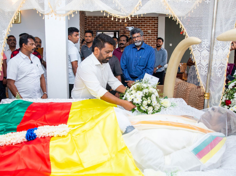 ජනපති මාවෙයි සේනාධිරාජා මහතාගේ දේහයට  අවසන් ගෞරව දක්වයි