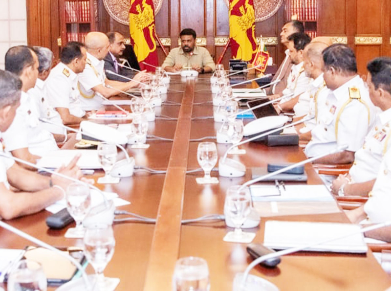 ජනපති සහ නාවික හමුදාවේ උසස් නිලධාරීන් අතර හමුවක් 