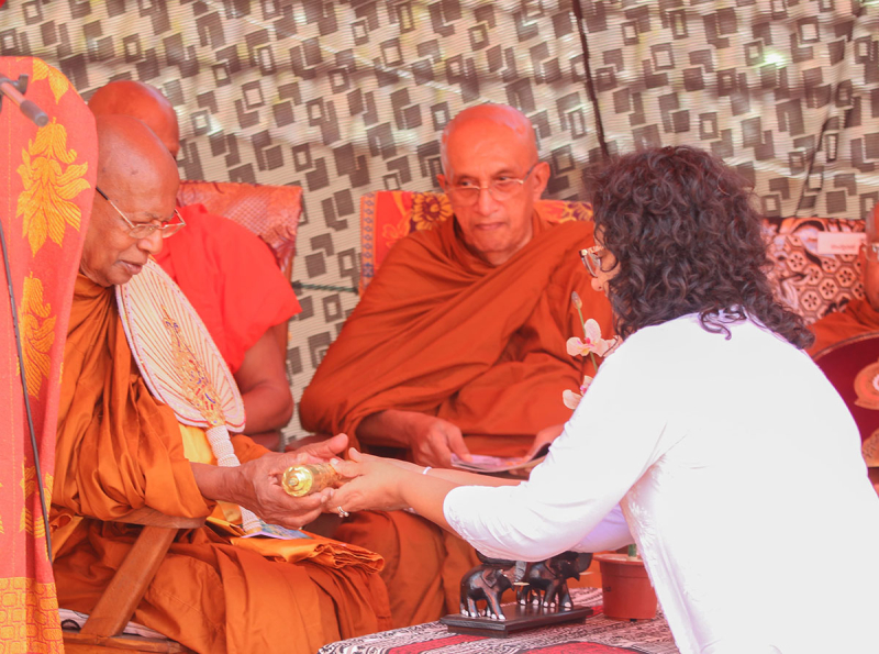 අමරපුර නිකායේ අනුනායක පදවිය වෙනුවෙන් සන්නස්පත්‍රය පිළිගැන්වේ