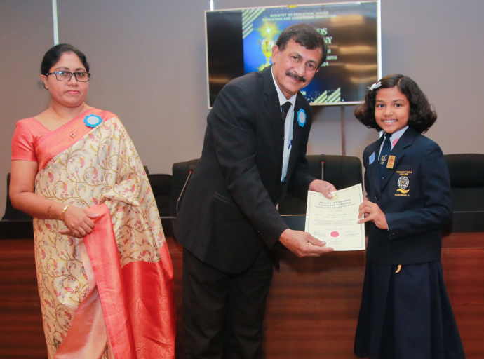 ජාතික ඉංග්‍රිසි භාෂා සහ නාට්‍ය තරගාවලියේ ජයග්‍රාහකයන්ට සහතික පිරිනැමේ