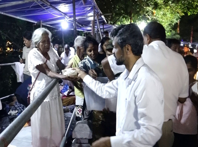 සිරි දළදා වන්දනාවට සමගාමීව මහනුවර දන්සල් 820ක්