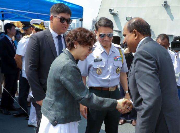 කොරියානු නාවික හමුදා නෞකාවක් නිල සංචාරයක් සඳහා කොළඹ වරායට
