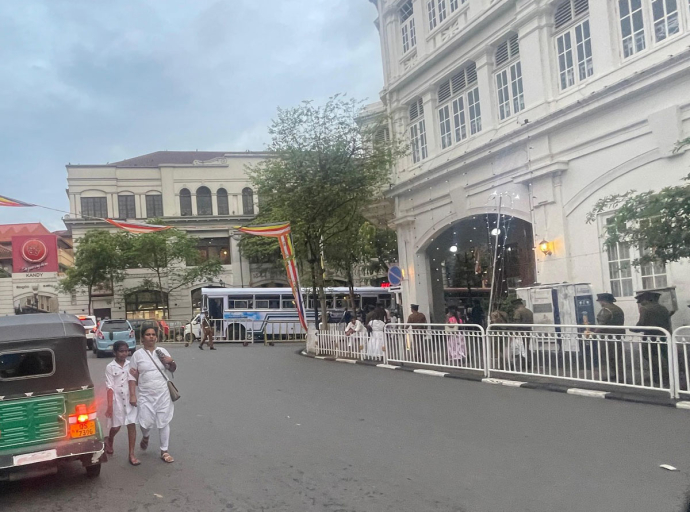 ක්ලීන් ශ්‍රී ලංකා මෙහෙයවීමෙන් මහනුවර නගරය ජන ප්‍රජාවගේ දායකත්වයෙන් ශුද්ධ පවිත්‍ර කෙරේ
