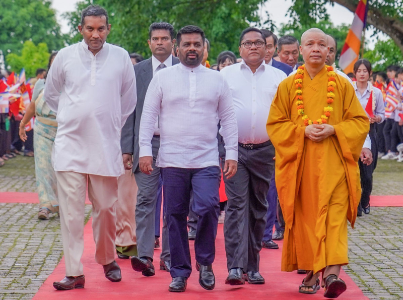 ජනපති බායි ඩිං (Bai Dinh) විහාරස්ථානය වැඳ පුදා ගනියි
