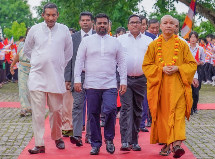ජනපති බායි ඩිං (Bai Dinh) විහාරස්ථානය වැඳ පුදා ගනියි