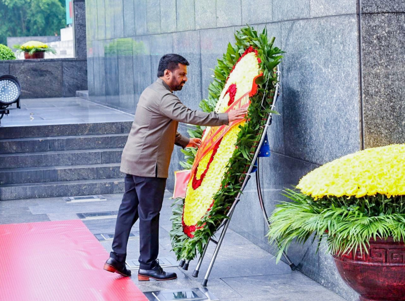 ජනපතිගෙන් හෝ චි මිං සොහොන් ගැබට සහ යුද විරු ස්මාරකයට පුෂ්පෝපහාර 