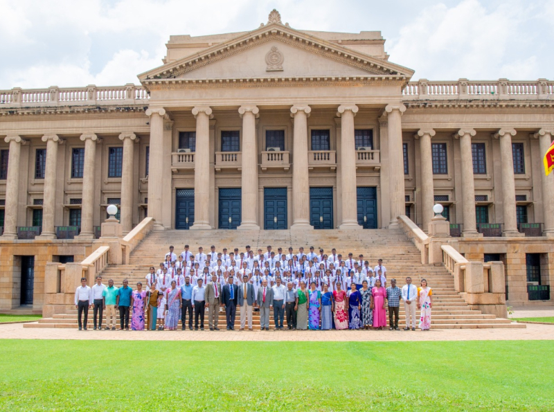  අම්පාර ගෝනගල මහා විද්‍යාලයේ හා දැදිගම පැරකුම්බා විද්‍යාලයේ සිසුහු ජනපති මන්දිරය නරඹති 