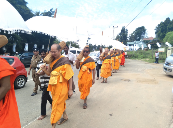 වෙසක් සතිය අරඹමින් සියම් ලංකා භික්ෂූහු පාද චාරිකාවෙන් නුවරඑළිය ට වැඩම කරති