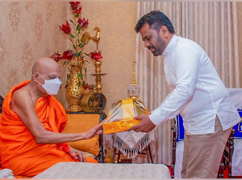 ජනපති මල්වතු අස්ගිරි මහා නා හිමිවරුන් බැහැදැකී