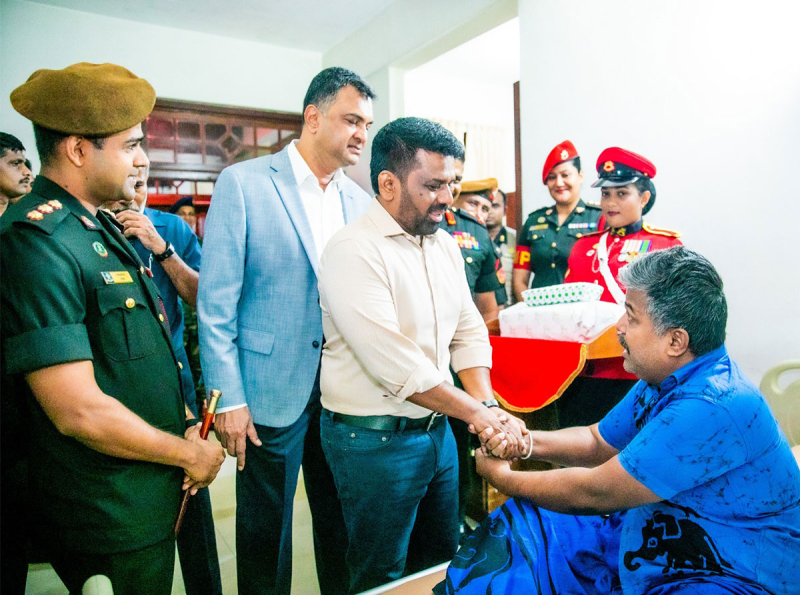 ජනපති  මිහිඳු සෙත් මැදුරෙහි නේවාසික රණවිරුවන්ගේ සුවදුක් විමසයි
