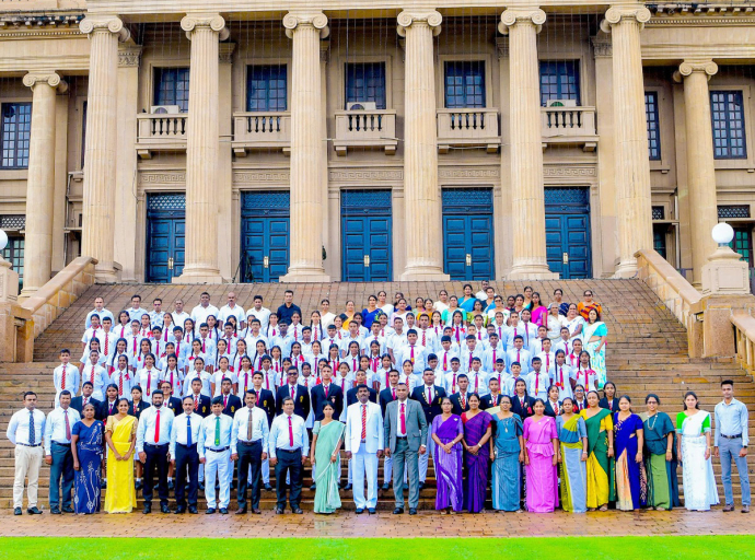 බෝපේ රාජසිංහ මහා විද්‍යාලයේ ශිෂ්‍ය පාර්ලිමේන්තු මංගල සභාවාරය ජනාධිපති කාර්යාලයීය පැරණි පාර්ලිමේන්තු සභා ගර්භයේදී