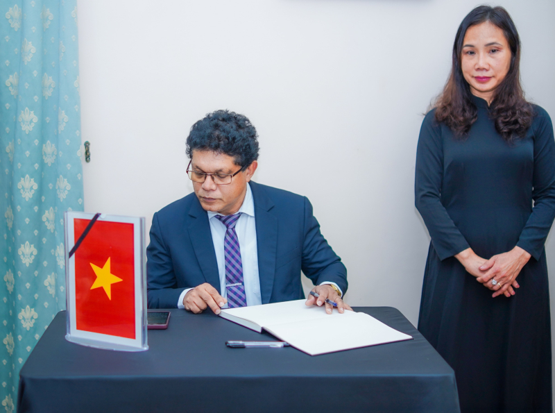 අභාවප්‍රාප්ත හිටපු වියට්නාම ජනපති වෙනුවෙන් ශ්‍රී ලංකා- වියට්නාම් පාර්ලිමේන්තු මිත්‍රත්ව සංගමයේ සංවේගය