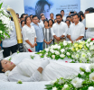  ජනපති ප්‍රවීණ රංගවේදිනී මාලනී ෆොන්සේකා මහත්මියගේ  දේහයට අවසන් ගෞරව දක්වයි