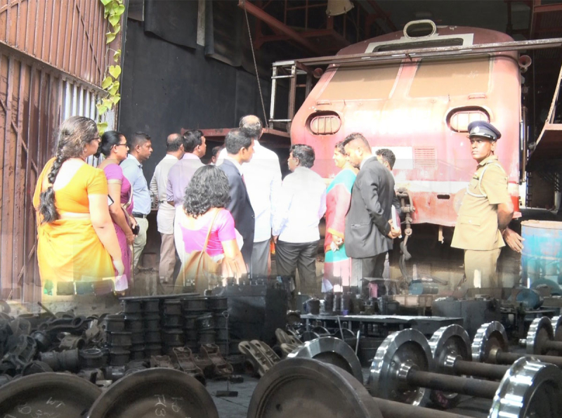 කෝපා කමිටුවේ සාමාජික මන්ත්‍රීවරුන් රත්මලාන දුම්රිය නඩත්තු අංගනයේ නිරීක්ෂණ චාරිකාවක 