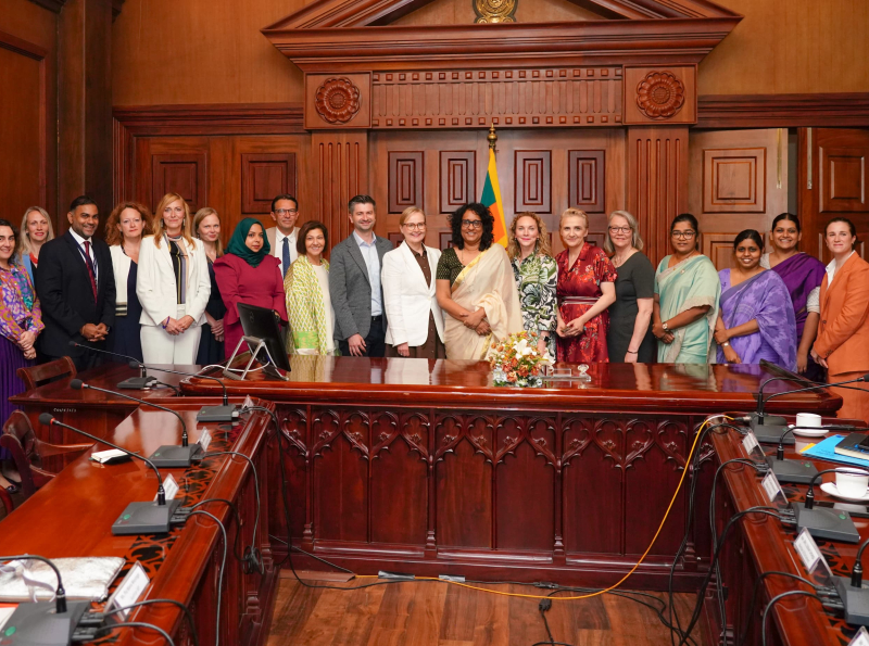 අගමැතිනිය යුරෝපීය පාර්ලිමේන්තු නියෝජිත කණ්ඩායම සහ චීන වාණිජ කටයුතු අමාත්‍යවරයා හමුවෙයි.