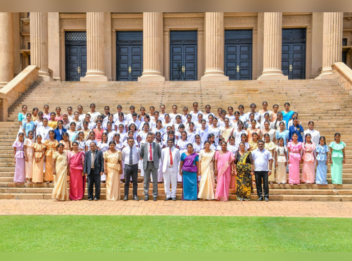 නුගේගොඩ මහාමායා බාලිකා විද්‍යාලයේ ශිෂ්‍ය පාර්ලිමේන්තු මංගල සභාවාරය ජනාධිපති කාර්යාලයීය පැරණි පාර්ලිමේන්තු සභා ගර්භයේදී