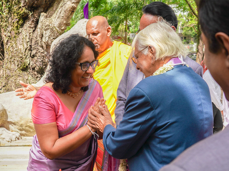 ජේ. බී දිසානායක &quot; උපහාර මඤ්ජරී &quot; උපහාර ග්‍රන්ථය පිළිගැන්වීමේ උළෙලට අග්‍රාමාත්‍යවරිය සහභාගි වෙයි