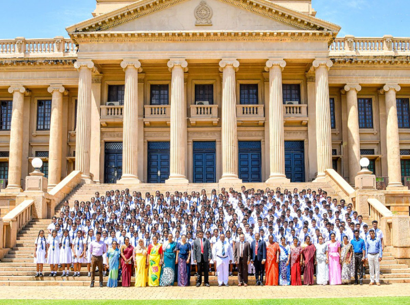 නිට්ටඹුව සංඝබෝධි ජාතික පාසලේ සිසු සිසුවියෝ ජනාධිපති මන්දිරය නැරඹීමට පැමිණෙති