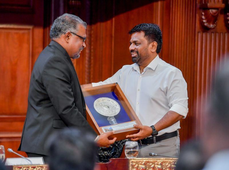 මුදල් අමාත්‍යාංශයේ ලේකම් මහින්ද සිරිවර්ධන මහතාගේ සේවය ඇගයේ