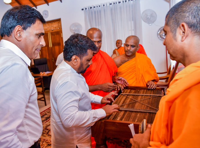 කුරුණෑගල ඓතිහාසික ඇත්කඳ රජමහා විහාරයේ ශ්‍රී දළදා පොසොන් පෙරහැර මංගල්‍යය ශතක සංවත්සරය ජනපති සහභාගීත්වයෙන්