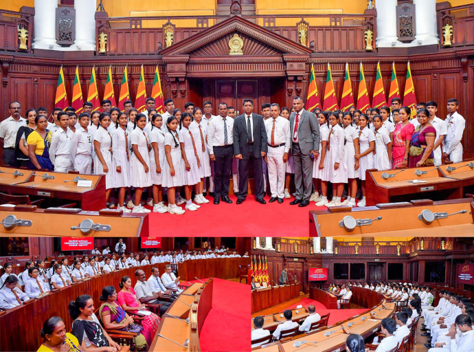 මාවනැල්ල මයුරපාද මධ්‍ය මහා විද්‍යාලයේ සිසුසිසුවියෝ ජනාධිපති ලේකම් කාර්යාලය හා ජනාධිපති මන්දිරය නරඹති