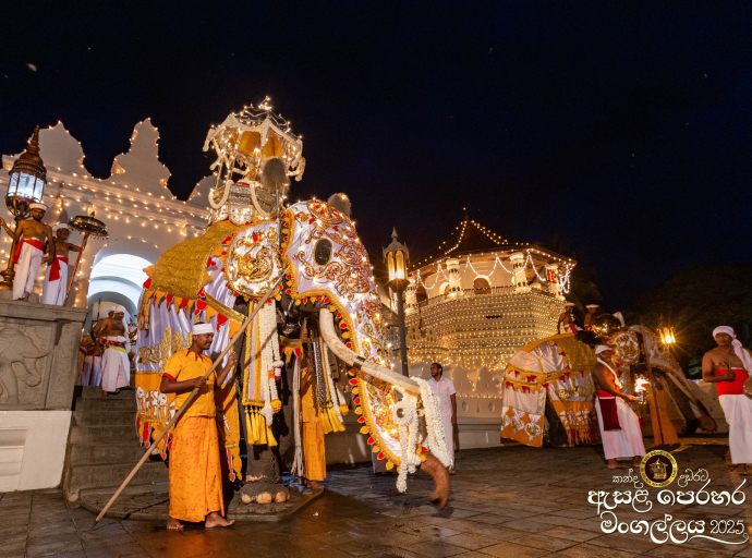ඇසළ පෙරහැර මංගල්‍යයේ අවසන් කුඹල් පෙරහැර වීථි සංචාරය කෙරේ