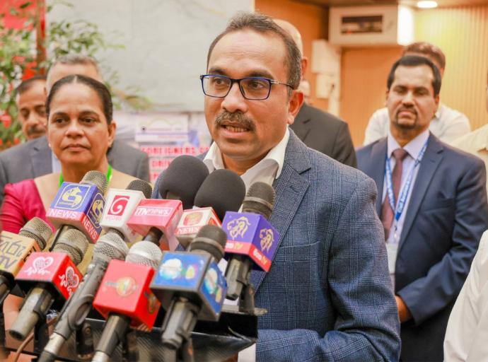 විදේශිකයන්ට ගුවන්තොටුපළේ සිටම රියදුරු බලපත් ලබාදීම සංචාරක කර්මාන්තයට  විශාල පිටුවහලක් - ප්‍රවාහන ඇමැති