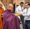 ජනාධිපති කාර්යාලය අසලින් පිණ්ඩපාත චාරිකාවේ නිරත වූ මහා සංඝරත්නයට පිරිකර පූජා කිරීමට ජනාධිපති ලේකම්ද එක් වෙයි 