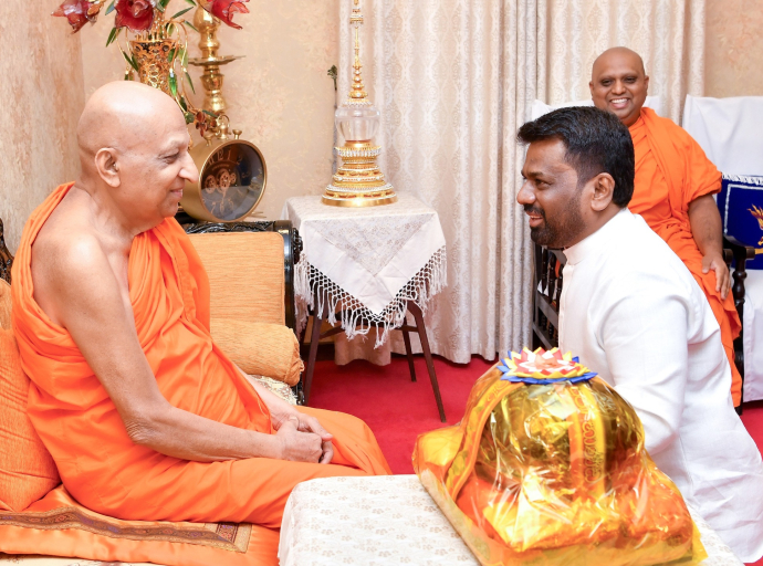 ජනපති මල්වතු, අස්ගිරි මහා නා හිමිවරුන් බැහැ දකී
