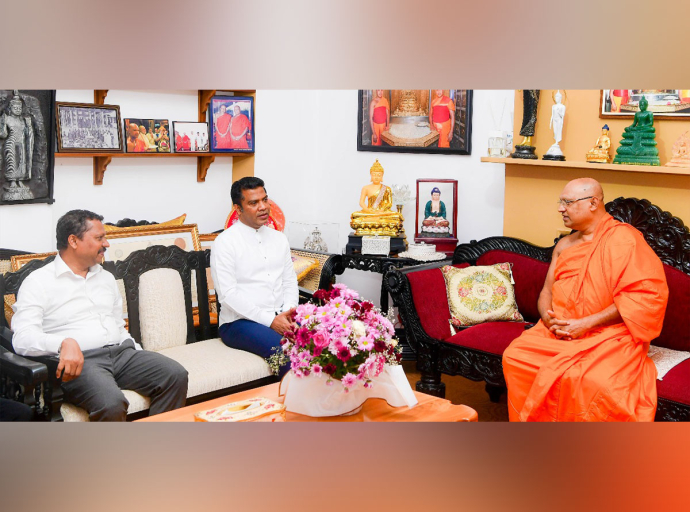 සෞඛ්‍ය හා ජනමාධ්‍ය අමාත්‍යවරයා අස්ගිරි මහා විහාර පාර්ශ්වයේ අනුනායක හිමියන් බැහැදකී