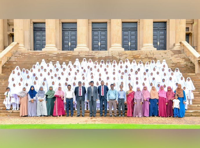ගම්පහ කහටෝවිට මුස්ලිම් බාලිකා විද්‍යාලයේ සිසුවියෝ ජනාධිපති කාර්යාලය නරඹති