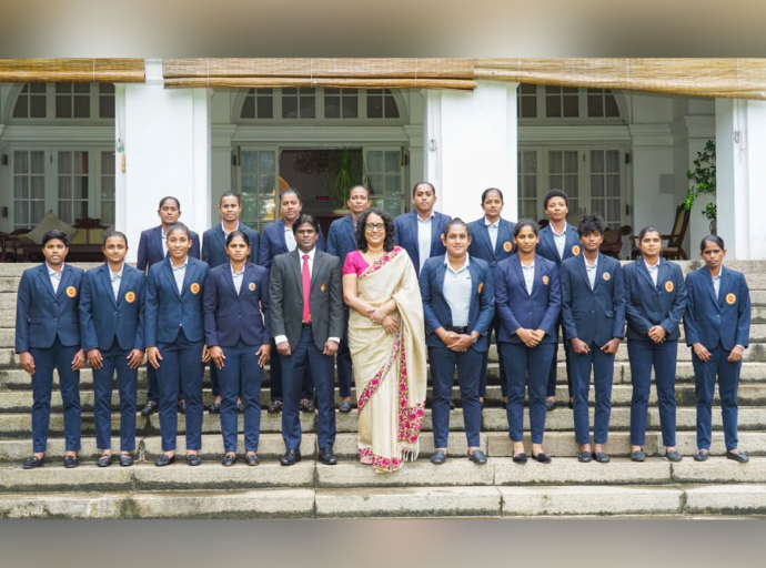 අග්‍රාමාත්‍යවරිය සහ ශ්‍රී ලංකා කාන්තා ජාතික ක්‍රිකට් කණ්ඩායම අතර හමුවක්
