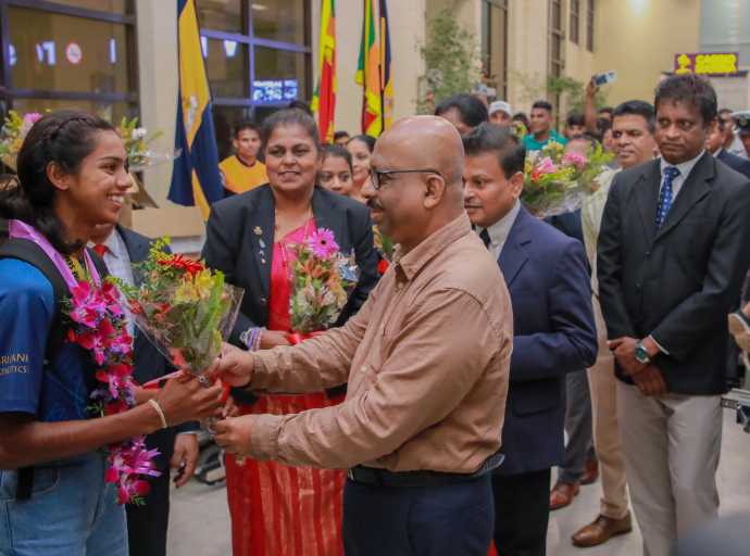 දකුණු ආසියානු මලල ක්‍රීඩා ශූරතාවලියේ අනුශූරතාව දිනූ ශ්‍රී ලංකා කණ්ඩායම දිවයිනට