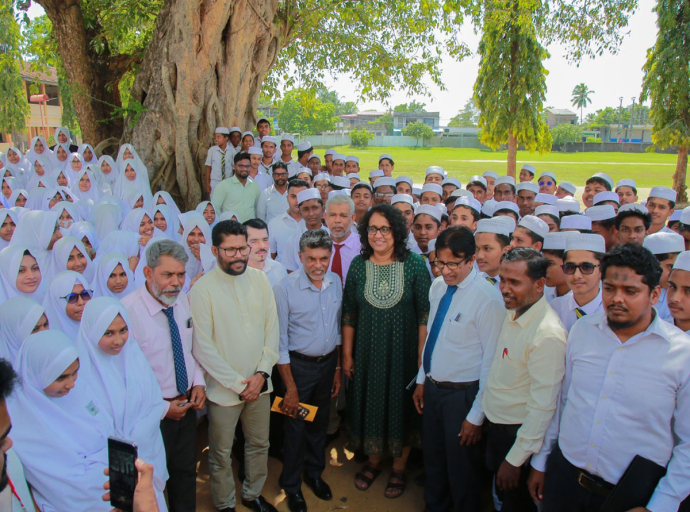 පොළොන්නරුව සංචාරය අතරතුර අල් හිලාල් මුස්ලිම් මධ්‍ය මහා විද්‍යාලය සහ සෙවනපිටිය මහා විද්‍යාල අගමැතිනියගේ නිරීක්ෂණයට