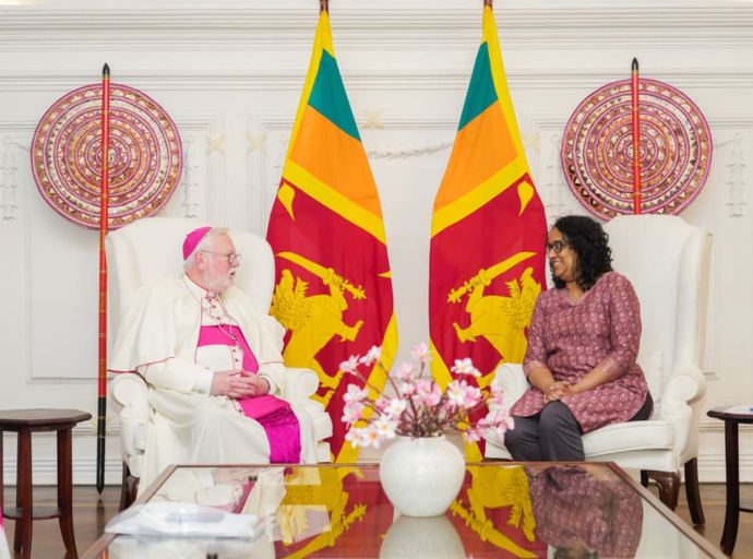 වතිකානු විදේශ කටයුතු අමාත්‍යවරයා සහ අග්‍රාමාත්‍යවරිය අතර හමුවක්