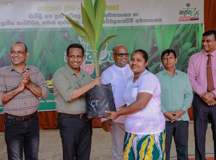 කප්තුරු සවිය වැඩසටහන යටතේ පොල් පැළ ලක්ෂ 05ක් නොමිලේ බෙදාහැරිමේ  වැඩසටහනක්  අම්පාහ උහනදී 