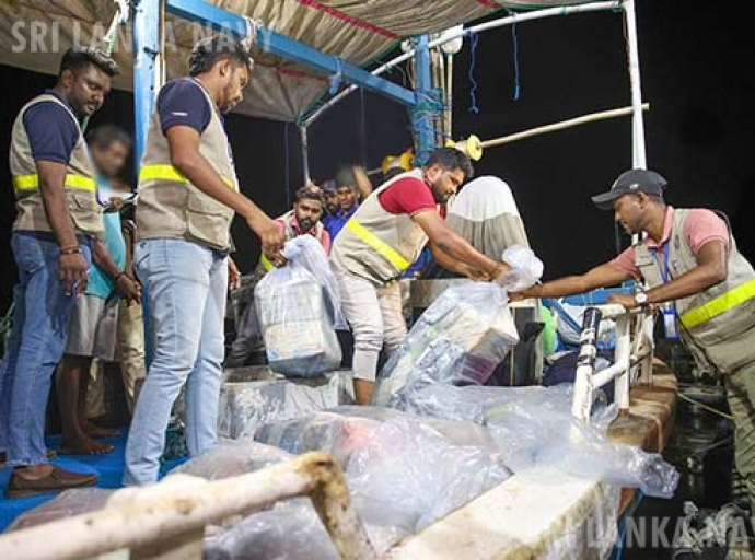 මත්ද්‍රව්‍ය කිලෝ ග්‍රෑම් 376 ට අධික තොගයක් රැගත් බහුදින ධීවර යාත්‍රාවක් සමඟ සැකකරුවන් 06ක් නාවික හමුදා භාරයට  