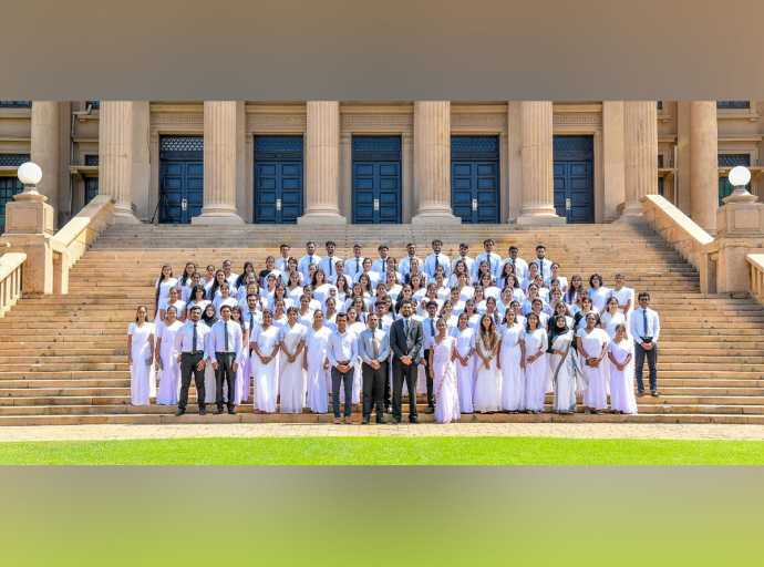 මාලඹේ ශ්‍රී ලංකා තොරතුරු තාක්ෂණ ආයතනයේ (SLIIT) නීති පීඨයේ සිසු සිසුවියෝ ජනපති මන්දිරය නරඹති