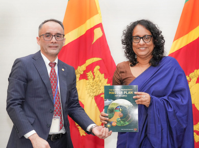 ශ්‍රී ලංකාව සඳහා වන ජාතික ඵලදායිතා ඉදිරි සැලැස්ම අග්‍රාමාත්‍ය ආචාර්ය හරිනි අමරසූරිය  වෙත පිළිගන්වයි