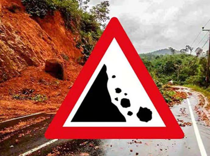 දිස්ත්‍රික්ක හතකට නායයාම් රතු නිවේදන 