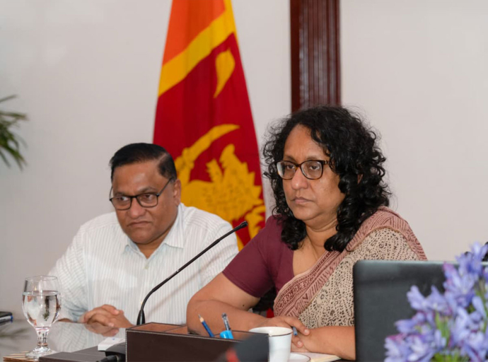 ජනතාවට හදිසි ආපදා සහන ලබා දීම සහ රට යථාතත්වයට පත්කර ගැනීම පිලිබඳව  අග්‍රාමාත්‍යවරිය රාජ්‍ය තාන්ත්‍රික නියෝජිතයින් දැනුවත් කරයි
