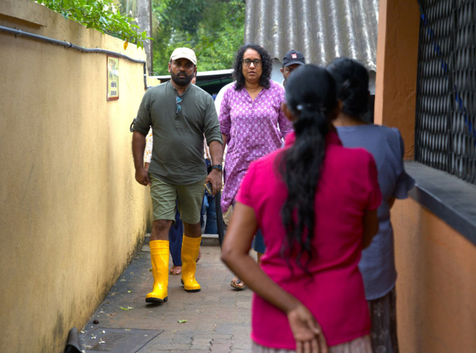 අගමැතිනිය ගංවතුරෙන් විපතට පත් ජනතාවගේ සුවදුක් සොයාබලයි