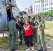 රම්බොඩ ප්රදේශයේ සිර වී සටි විදේශ සංචාරකයන් පිරිසක් මුදවාගෙන කොළඹට රැගෙන එයි